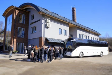 Studenty zootechniky z Českých Budějovic přivezl autobus před sídlo firmy DS Holding.