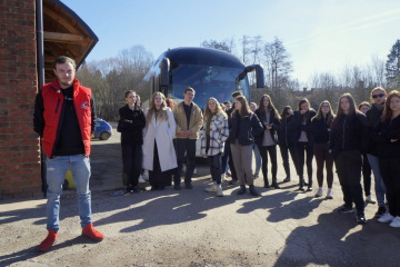 Studenti zootechniky JČA před budovou DS Holding.