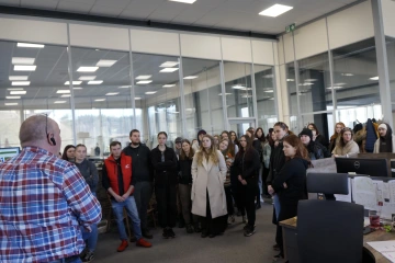 Zahájení exkurze v DS Holding v Libštátu. Jednatel Josef Chuchlík představuje studentům vedení společnosti.