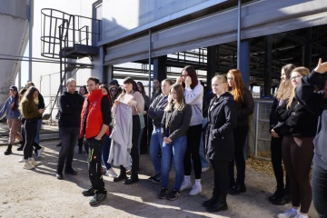 Studenti Jihočeské univerzity v robotické stáji.