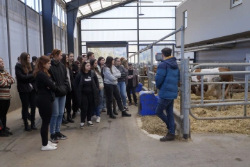 Studenti na exkurzi v robotické stáji v Bělé.