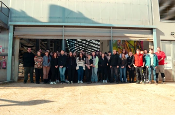 Studenti Jihočeské Univerzity před robotickou stájí v Bělé.