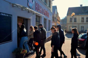 Studenti z Jihočeské Unverzity v Bufetu u Medvěda v Libštátu.
